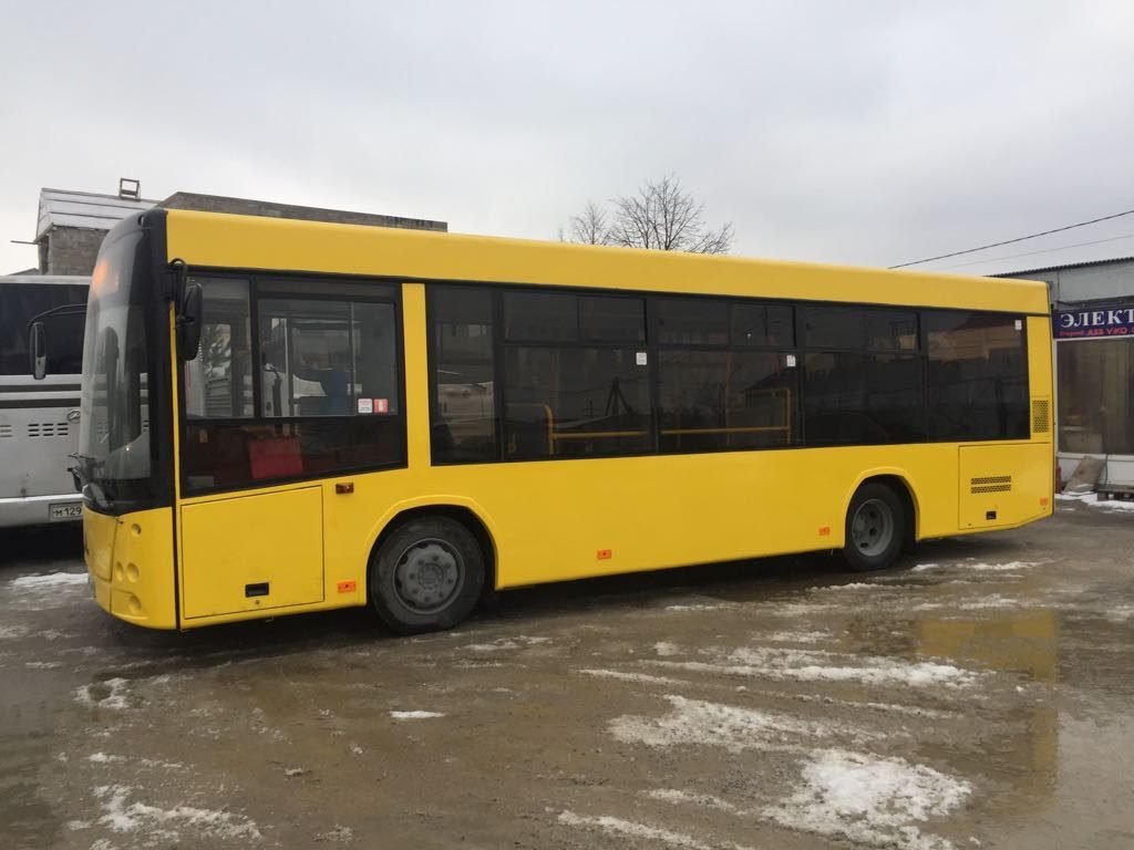 Желтый автобус МАЗ