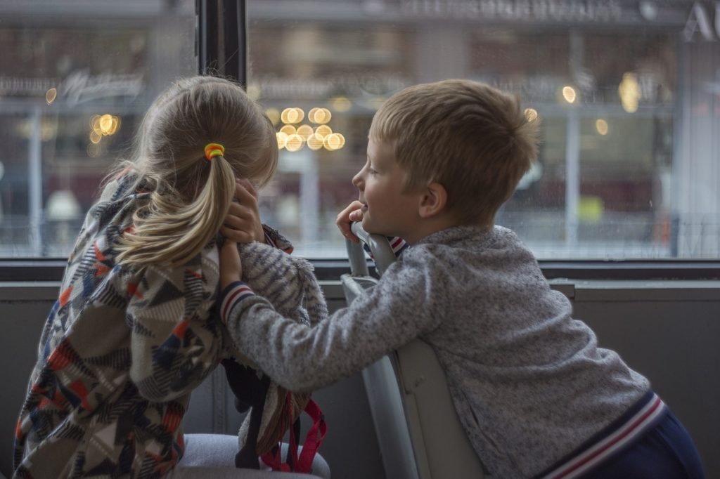 Игры в дорогу: 25 увлекательных занятий, чтобы занять ребенка в автобусе